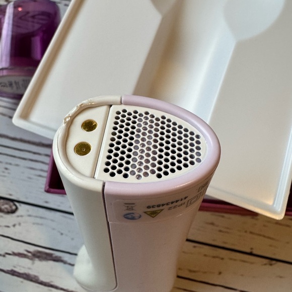 EUC Tria Age-Defying Laser, Packaging & Accessories - No Skincare Starter Set - Picture 6 of 17